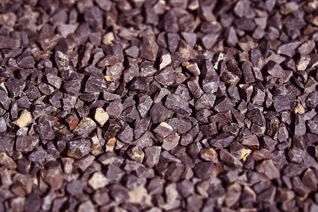 固まる砂利なら砂利の飛び散りも埋没も防げる！特徴とメリットを紹介