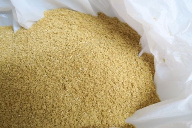 コーヒーかすが雑草の抑制になる。自然のもので雑草予防をしたい！