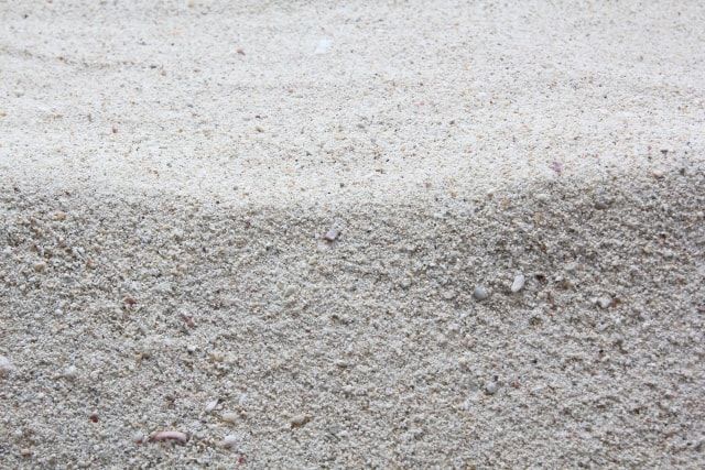 人工芝には砂をまくと長持ちする？砂は便利なメンテナンス用品だった