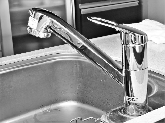 水道蛇口の種類【水の出し方や温度調整方法の違い】