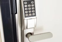 暗証番号式の鍵を玄関に取り付けるメリットや方法！費用相場も解説