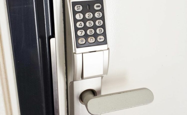 暗証番号式の鍵を玄関に取り付けるメリットや方法！費用相場も解説