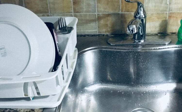 シンク下には防臭キャップが手軽で効果的！悪臭を抑える方法をご紹介