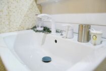 洗面台のシャワーホースの水漏れは自分でも直せる！交換方法と費用相場