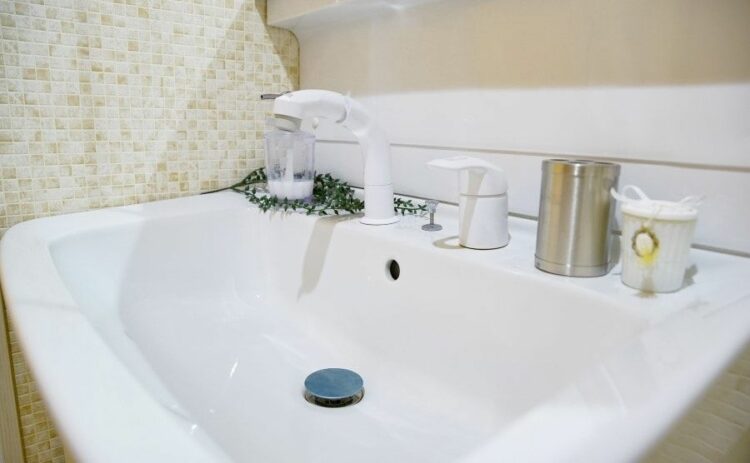 洗面台のホースから水漏れしたら？交換方法と費用相場をご紹介します