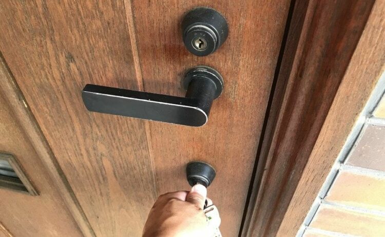 鍵の盗難!空き巣被害のリスクは?狙われる家の特徴や保険についても