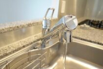 浄水器の水漏れを解消するには？種類別に原因・対処法をご紹介！