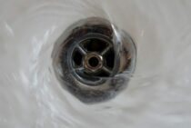 排水溝掃除を業者に頼むとどうなる？自分でできる掃除法とともに解説