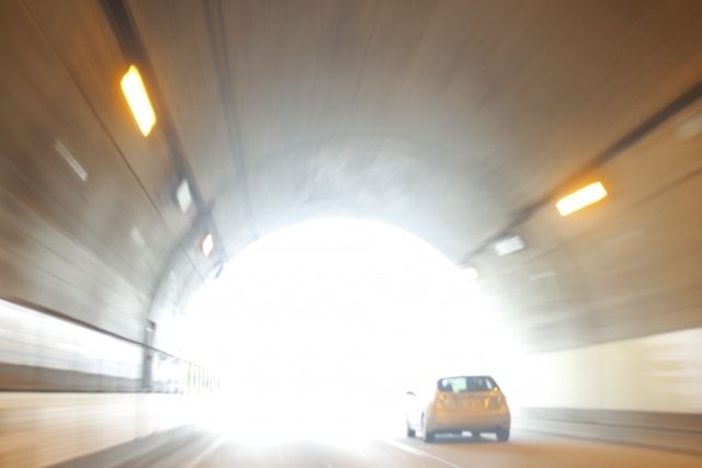 バッテリー上がりはエンジンをかけっぱなしのときも起こるのか…?