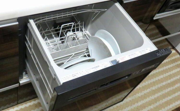食洗機の水漏れ…原因はどこに？対処法も合わせて紹介します