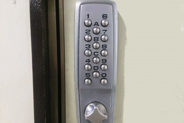 暗証番号式の鍵を玄関に取り付けるメリットや方法！費用相場も解説
