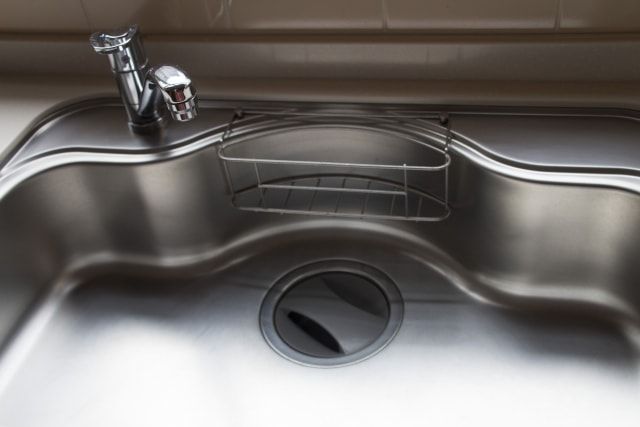 シンク下には防臭キャップが手軽で効果的！悪臭を抑える方法をご紹介