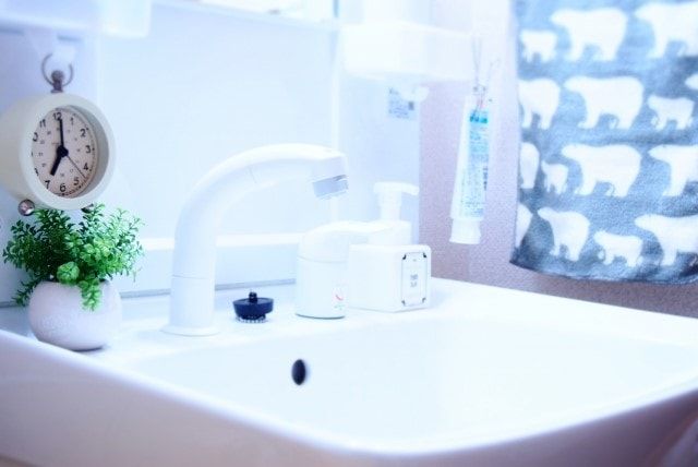 洗面台のホースから水漏れしたら？交換方法と費用相場をご紹介します