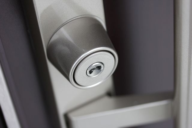 ディンプルキーの解錠を業者にしてもらう方法と費用