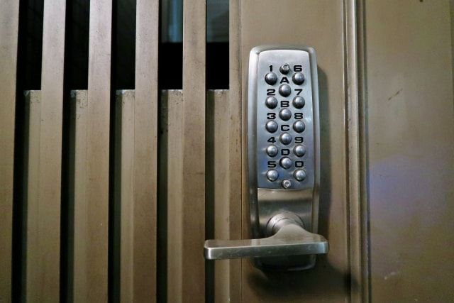 暗証番号式の鍵を玄関に取り付けるメリットや方法！費用相場も解説