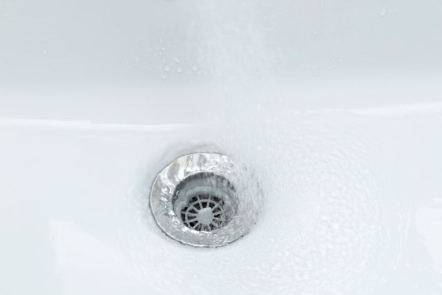 洗面台の排水栓は汚れがたまりやすい！掃除・交換はどうおこなうの？