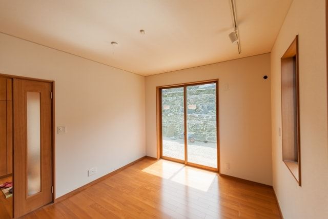 平屋の防犯対策は窓から！リビングや寝室の窓交換・そのほかの対策法