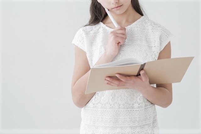椿の木を切る時期は？剪定の手順、椿を伐採すべきケースや費用も解説