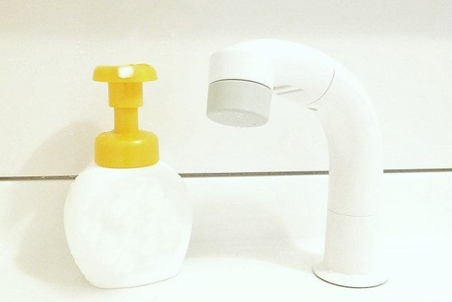 洗面台のホースから水漏れしたら？交換方法と費用相場をご紹介します