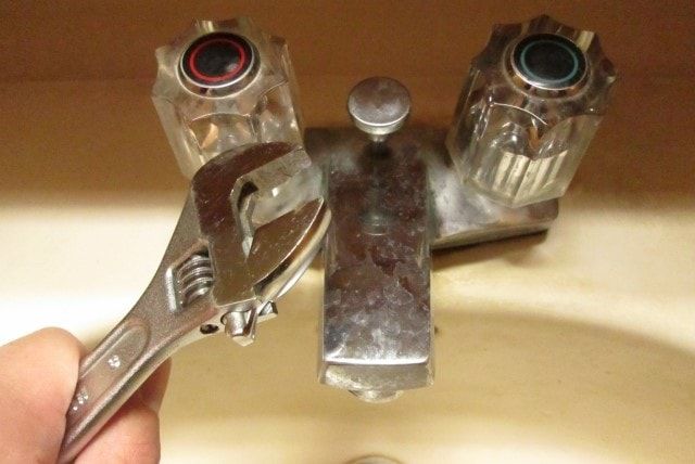 洗面台の下で水漏れ？タンクで受けている水の量を要チェック！