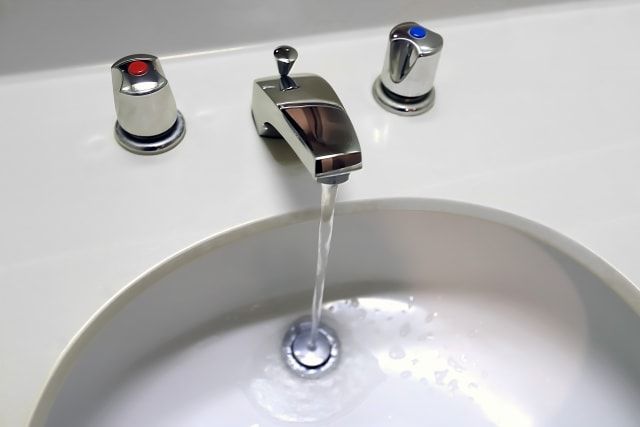 洗面台の排水栓は汚れがたまりやすい！掃除・交換はどうおこなうの？