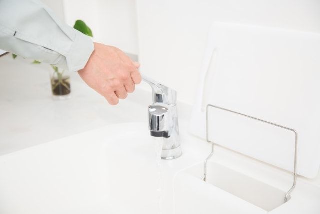 洗面台の下で水漏れ？タンクで受けている水の量を要チェック！