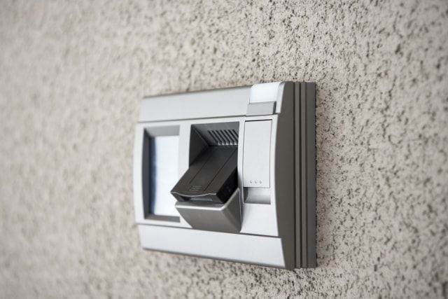 暗証番号式の鍵を玄関に取り付けるメリットや方法！費用相場も解説