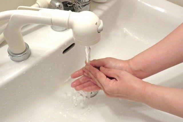 洗面台のホースから水漏れしたら？交換方法と費用相場をご紹介します