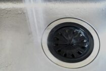 台所の排水溝つまりは業者に依頼するべき？原因によって掃除で解決
