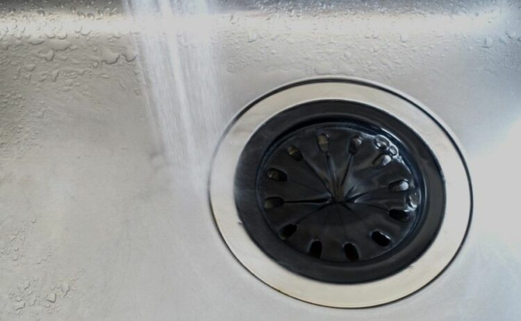 台所の排水溝つまりは業者に依頼するべき？原因によって掃除で解決