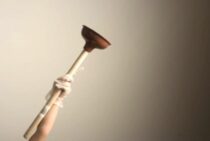 和式トイレのつまりを正しく解消！専用の道具と使い方・対処できる原因