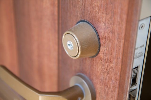 痕跡を残さず家に侵入されてしまう？カム送り解錠の手口と対策を解説