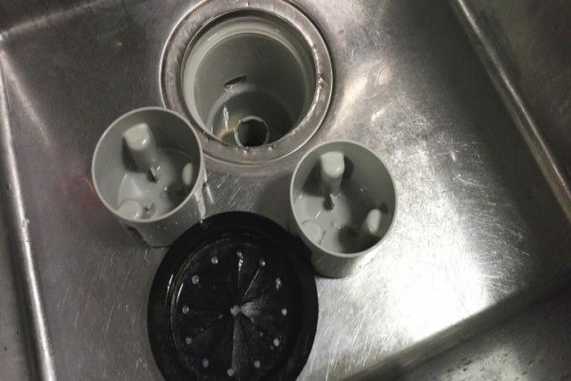 台所の排水溝つまりは業者に依頼するべき？原因によって掃除で解決