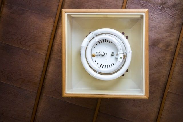 蛍光灯からLEDへ工事は必要？取り換える前に利点・注意点を知ろう