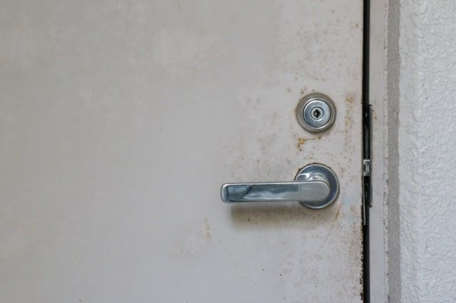痕跡を残さず家に侵入されてしまう？カム送り解錠の手口と対策を解説