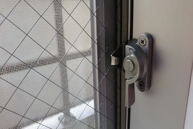 ガラスが割れる原因を徹底解明!対策も知って割れにくい窓づくりを