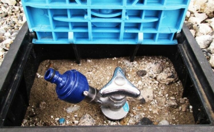 散水栓から立水栓に！DIYか業者で迷ったら排水量と費用で決めよう