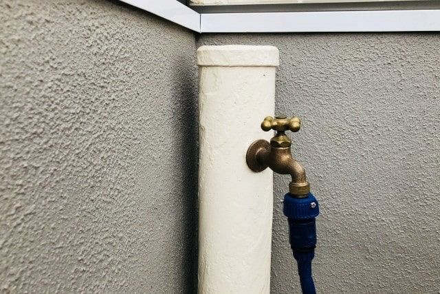 散水栓から立水栓に！DIYか業者で迷ったら排水量と費用で決めよう