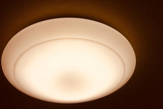 古い照明器具を交換｜新しいシーリングライトで快適に！LEDの利点