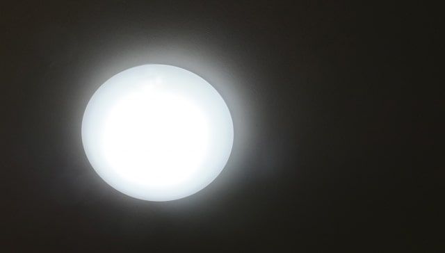 古い照明器具を交換｜新しいシーリングライトで快適に！LEDの利点