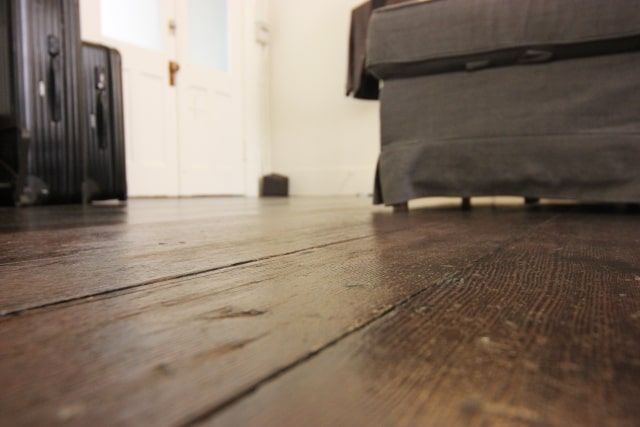 フローリング床が水浸しのときの対処法｜早めの修理で二次被害対策