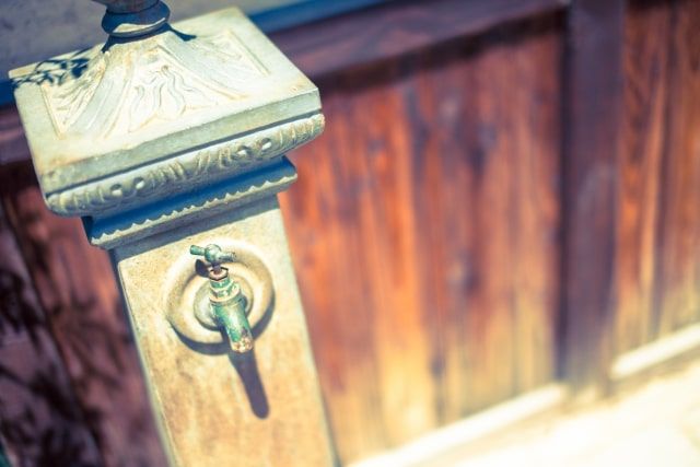 散水栓から立水栓に！DIYか業者で迷ったら排水量と費用で決めよう