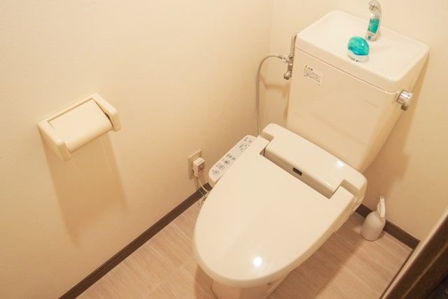 トイレ水漏れが賃貸物件で発生！修理費用の負担者・役立つ保険も解説