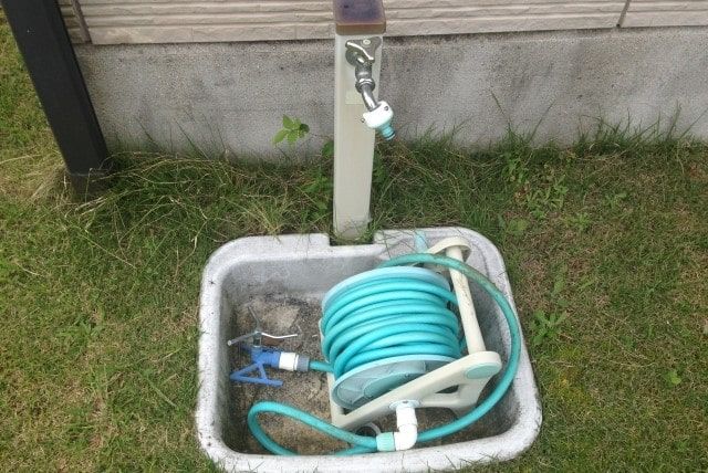 散水栓から立水栓に！DIYか業者で迷ったら排水量と費用で決めよう