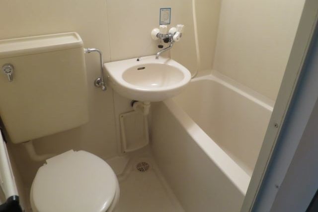 ユニットバスが逆流を起こすっ原因は排水溝の詰まり！対処法を解説