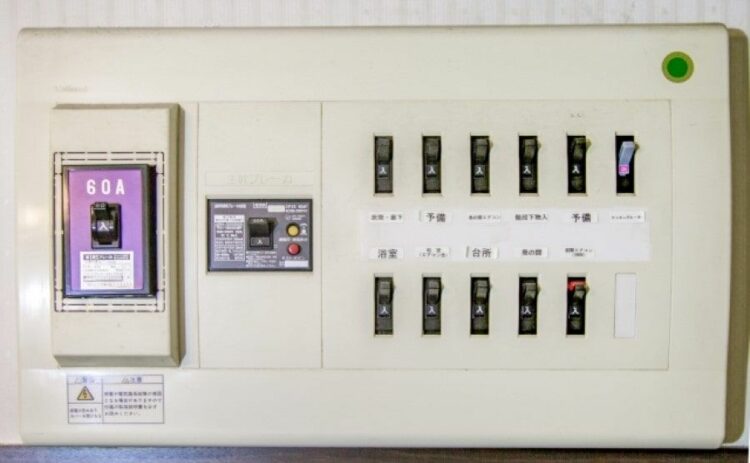 電気が消えた!ブレーカー落ちの原因と復旧方法・分電盤交換も解説