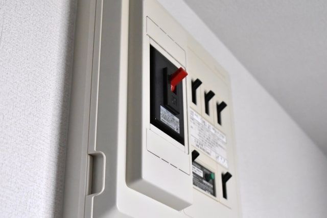 電気が消えた！ブレーカー落ちの原因と復旧方法・分電盤交換も解説