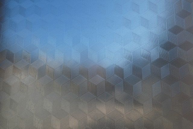 ガラス飛散防止フィルム|選び方のポイントや正しい貼り方を徹底解説