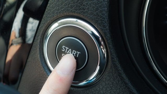 フォレスターがバッテリー上がり?エンジンがかからない原因と対処法