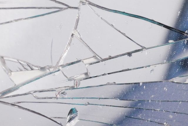 ガラス飛散防止フィルム|選び方のポイントや正しい貼り方を徹底解説